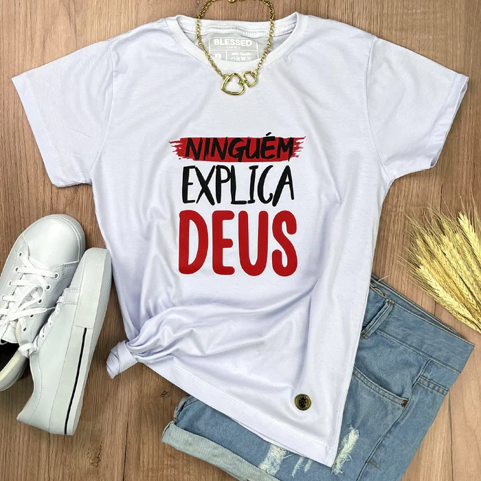 Camiseta Feminina Branca Ninguém Explica Deus - Imagem 1