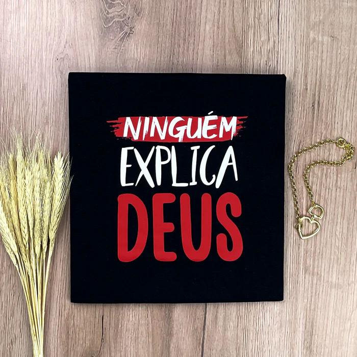 Camiseta Feminina Branca Ninguém Explica Deus - Imagem 4