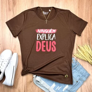 Camiseta Feminina Branca Ninguém Explica Deus - Imagem 7