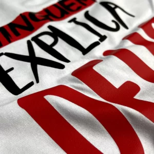 Camiseta Feminina Branca Ninguém Explica Deus - Imagem 2