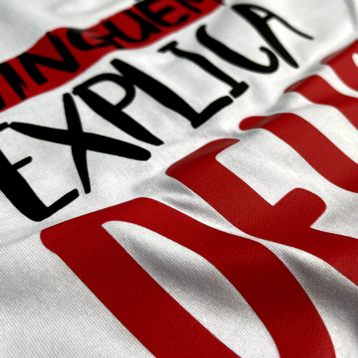 Camiseta Feminina Branca Ninguém Explica Deus - Imagem 2