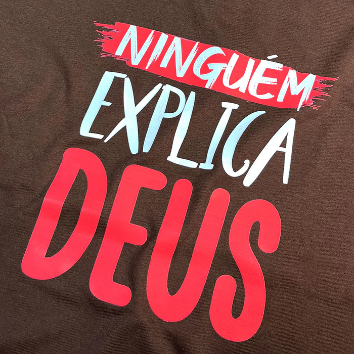 Camiseta Feminina Branca Ninguém Explica Deus - Imagem 8