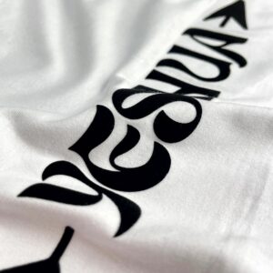 Camiseta Masculina Branca Yeshua Flecha - Imagem 2