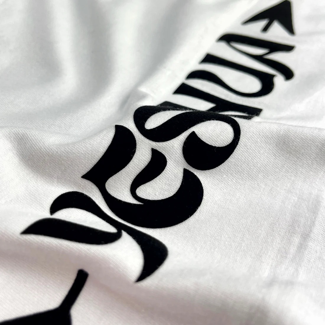 Camiseta Masculina Branca Yeshua Flecha - Imagem 2