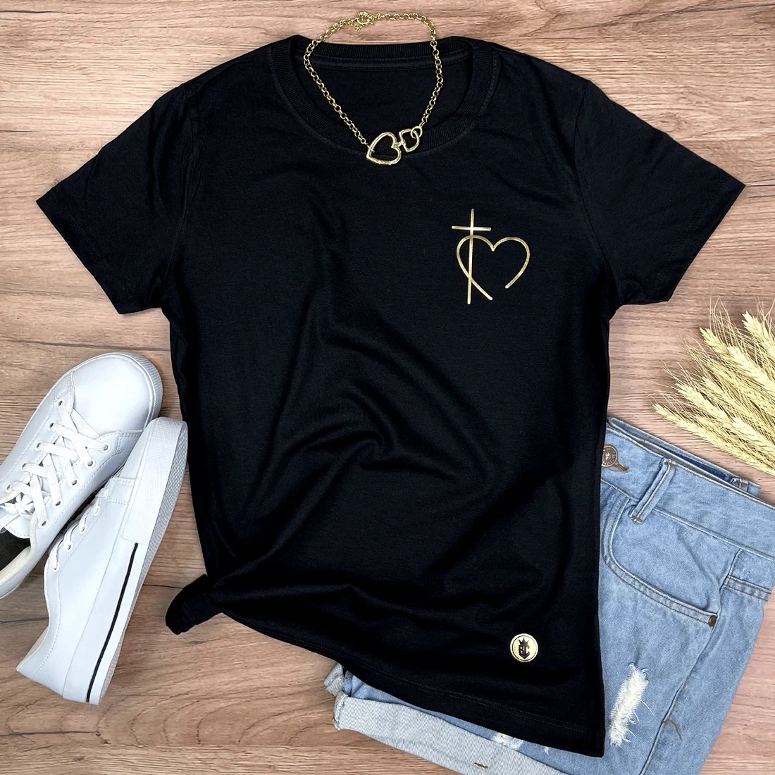 Camiseta Feminina Preta Cruz Coração Minimalista - Imagem 1