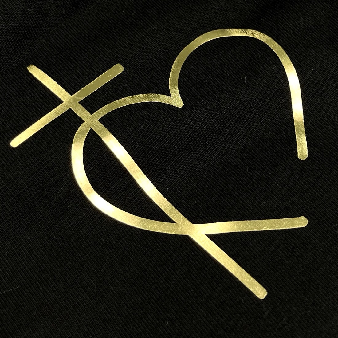 Camiseta Feminina Preta Cruz Coração Minimalista - Imagem 2
