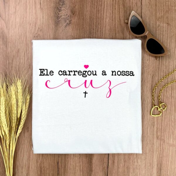 Camiseta Feminina Branca Ele Carregou a Nossa Cruz