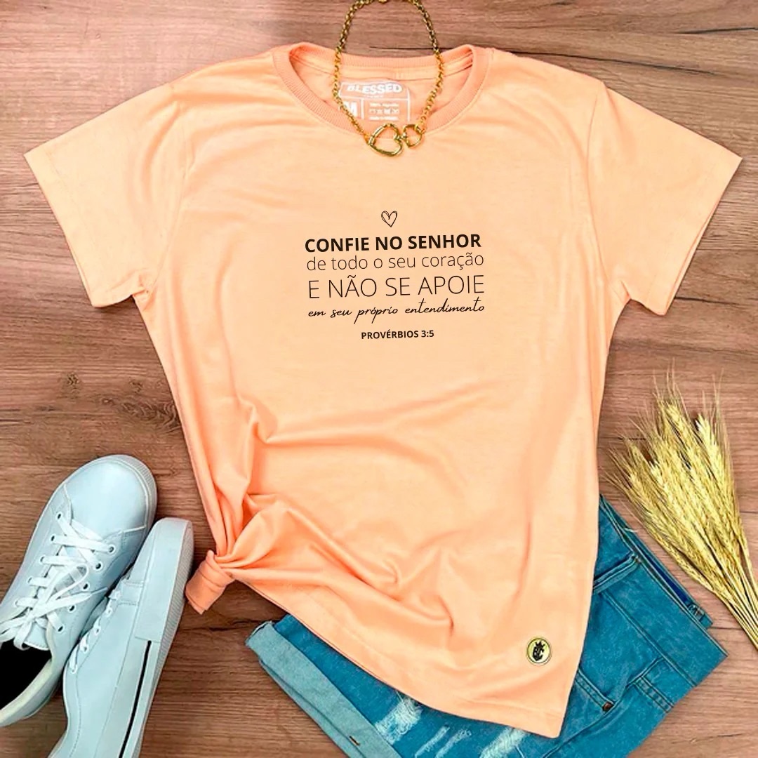 Camiseta Feminina Salmão Confie No Senhor De Todo O Seu Coração - Imagem 1