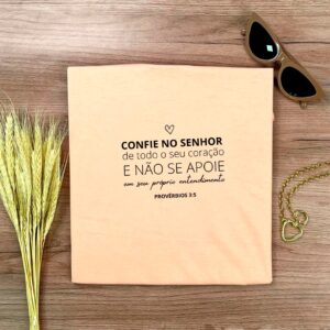 Camiseta Feminina Salmão Confie No Senhor De Todo O Seu Coração - Imagem 2