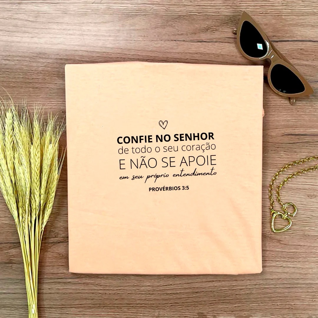 Camiseta Feminina Salmão Confie No Senhor De Todo O Seu Coração - Imagem 2