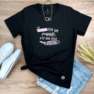 Camiseta Feminina Preta Deus Tem Um Propósito Até Nos Dias Mais Difíceis - Imagem 1