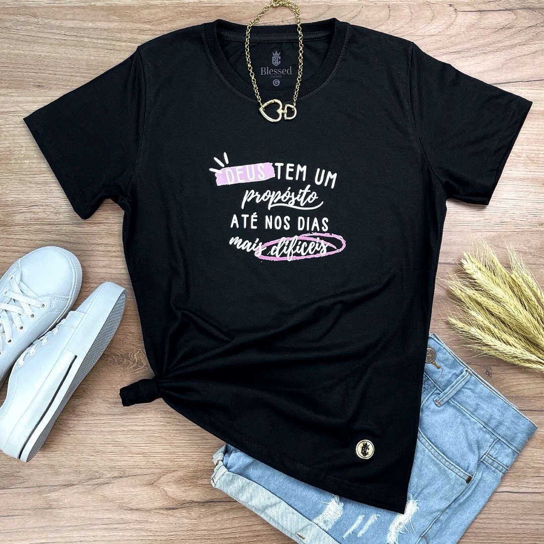 Camiseta Feminina Preta Deus Tem Um Propósito Até Nos Dias Mais Difíceis - Imagem 1
