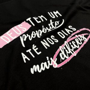 Camiseta Feminina Preta Deus Tem Um Propósito Até Nos Dias Mais Difíceis - Imagem 2