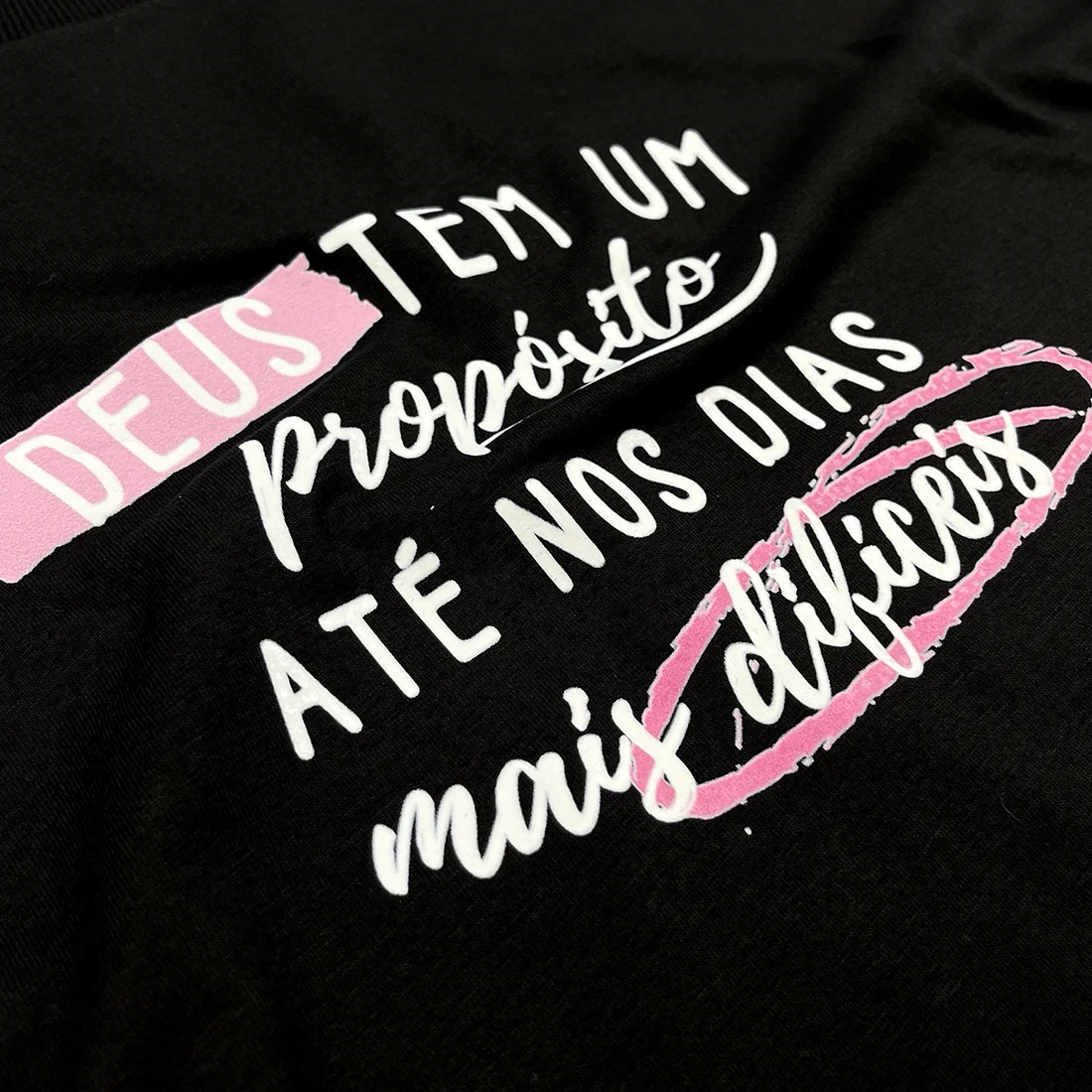 Camiseta Feminina Preta Deus Tem Um Propósito Até Nos Dias Mais Difíceis - Imagem 2