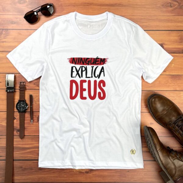Camiseta Masculina Preta Ninguém explica Deus