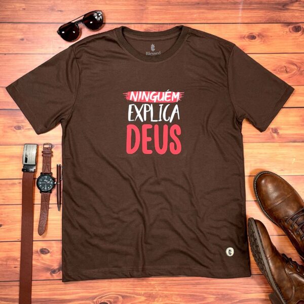 Camiseta Masculina Preta Ninguém explica Deus