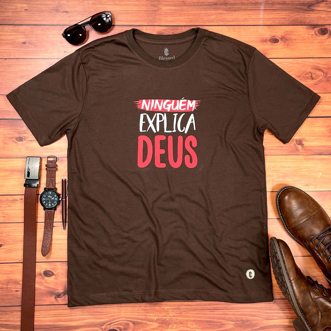 Camiseta Masculina Preta Ninguém explica Deus - Imagem 4