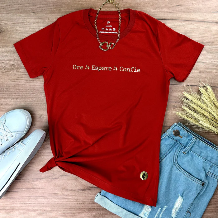 Camiseta Feminina Vermelha Ore Espere Confie Dourado - Imagem 1