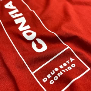 Camiseta Feminina Vermelha Confia Deus Está Contigo - Imagem 2