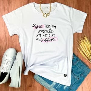 Camiseta Feminina Branca Deus Tem Um Propósito Até Nos Dias Mais Difíceis - Imagem 1