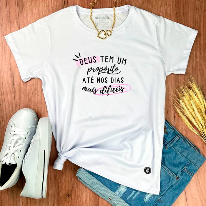 Camiseta Feminina Branca Deus Tem Um Propósito Até Nos Dias Mais Difíceis - Imagem 1