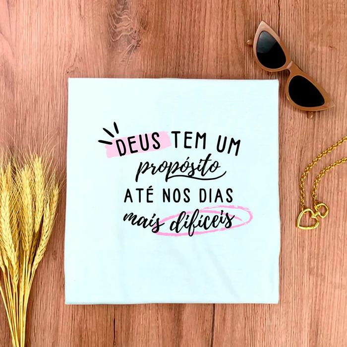 Camiseta Feminina Branca Deus Tem Um Propósito Até Nos Dias Mais Difíceis - Imagem 2