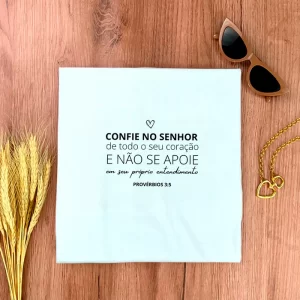 Camiseta Feminina Branca Confie No Senhor De Todo O Seu Coração - Imagem 2