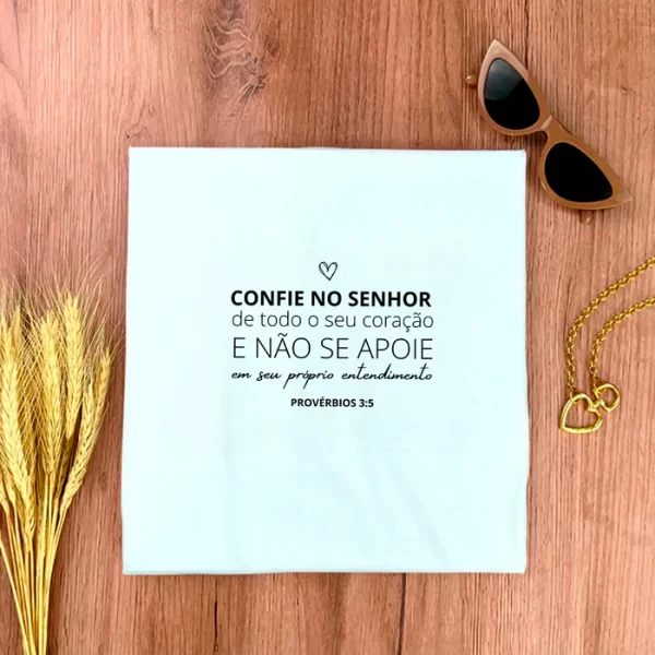 Camiseta Feminina Branca Confie No Senhor De Todo O Seu Coração