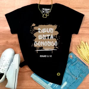 Camiseta Feminina Preta Deus Está Conosco - Imagem 1