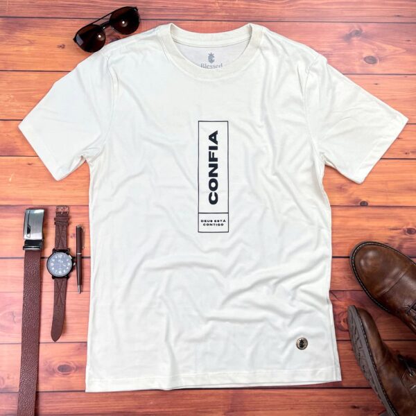 Camiseta Masculina Preta Confia Deus Está Contigo