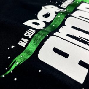 Camiseta Masculina Preta Na sua dor encontrei amor - Imagem 2