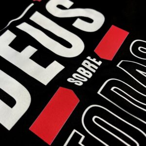 Camiseta Masculina Preta Deus sobre todas as coisas - Imagem 2
