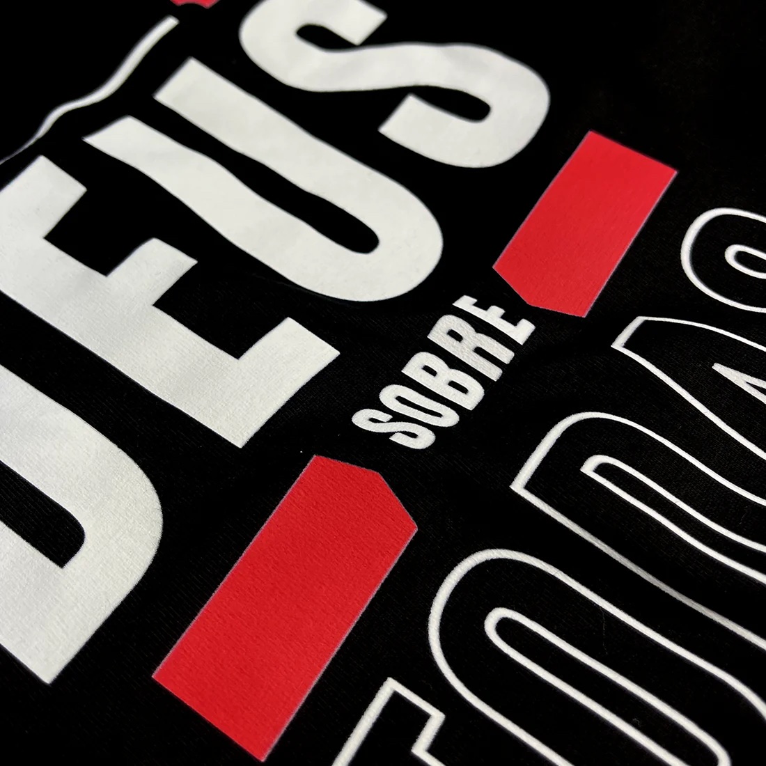Camiseta Masculina Preta Deus sobre todas as coisas - Imagem 2