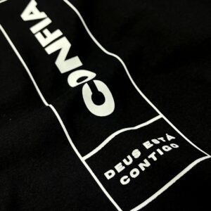Camiseta Masculina Preta Confia Deus Está Contigo - Imagem 2
