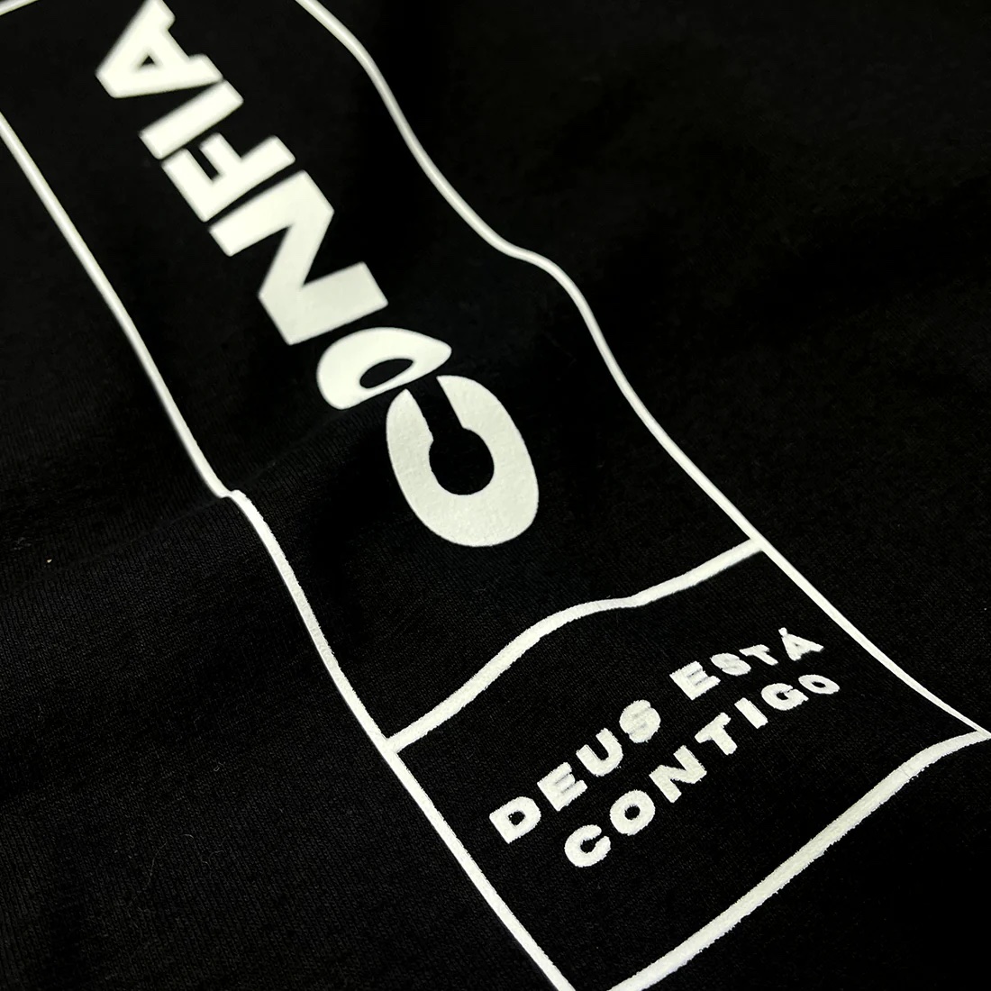 Camiseta Masculina Preta Confia Deus Está Contigo - Imagem 2
