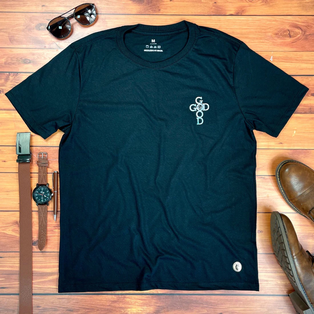 Camiseta Masculina Preta God Is Good Detalhe - Imagem 1