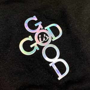 Camiseta Masculina Preta God Is Good Detalhe - Imagem 2