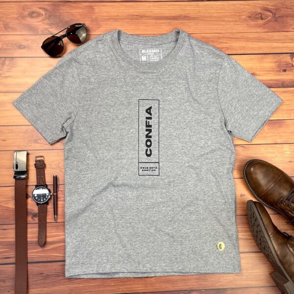 Camiseta Masculina Preta Confia Deus Está Contigo