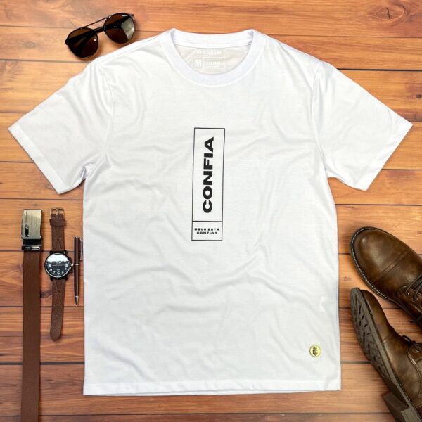 Camiseta Masculina Preta Confia Deus Está Contigo