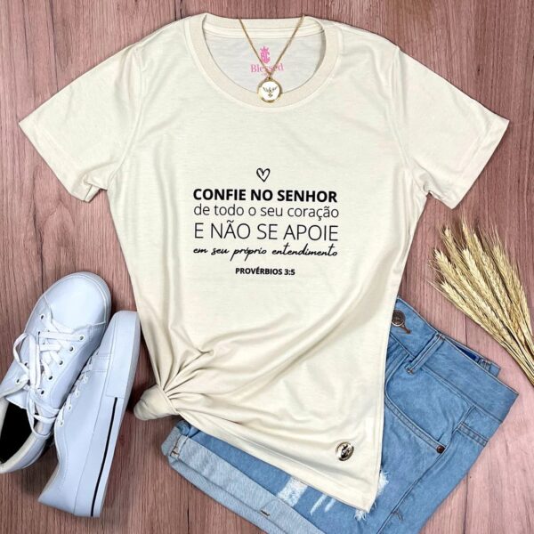 Camiseta Feminina Branca Confie No Senhor De Todo O Seu Coração