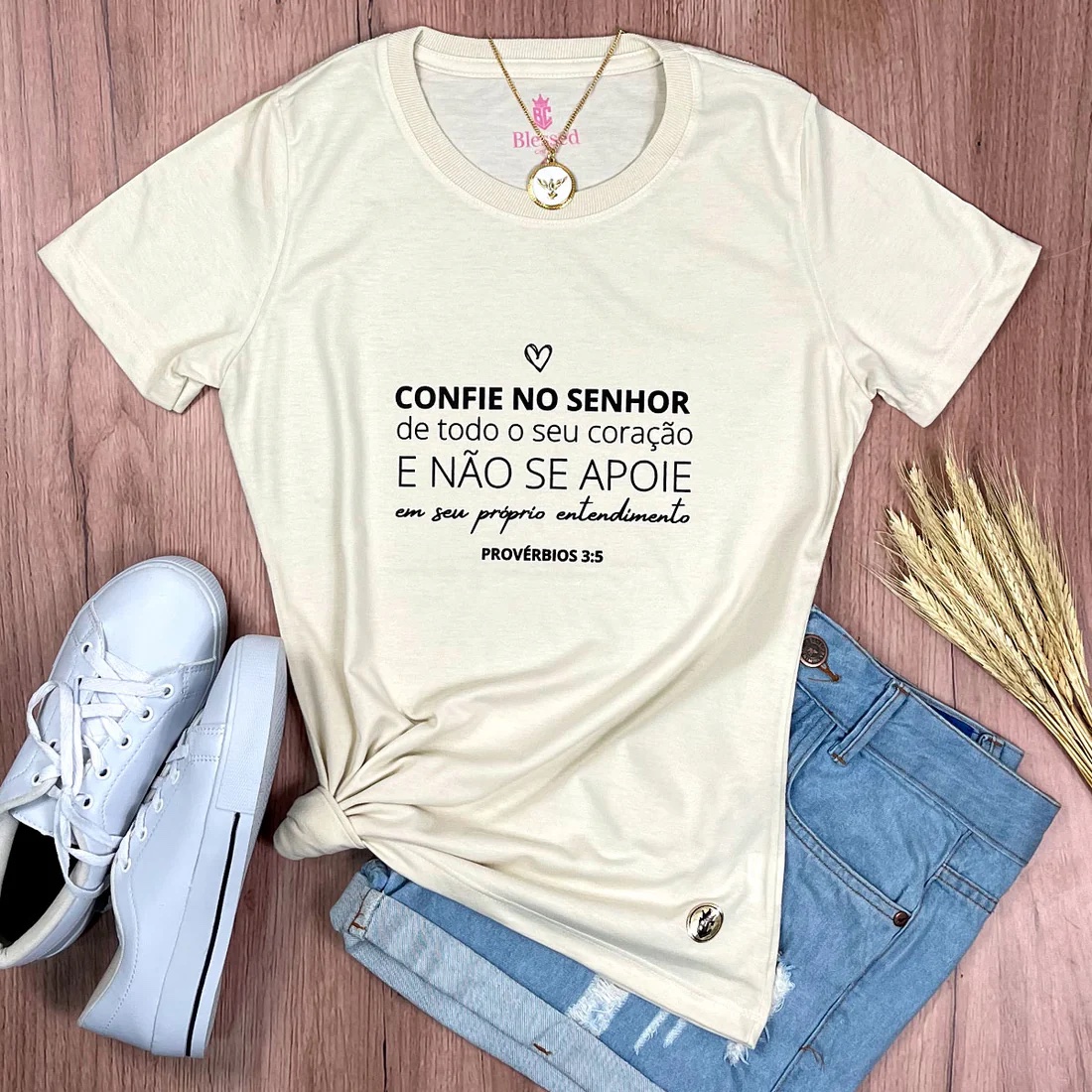 Camiseta Feminina Branca Confie No Senhor De Todo O Seu Coração - Imagem 4