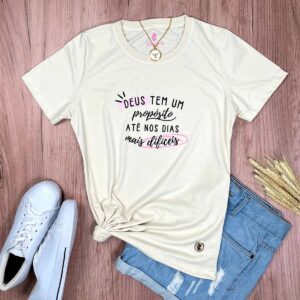 Camiseta Feminina Branca Deus Tem Um Propósito Até Nos Dias Mais Difíceis - Imagem 3