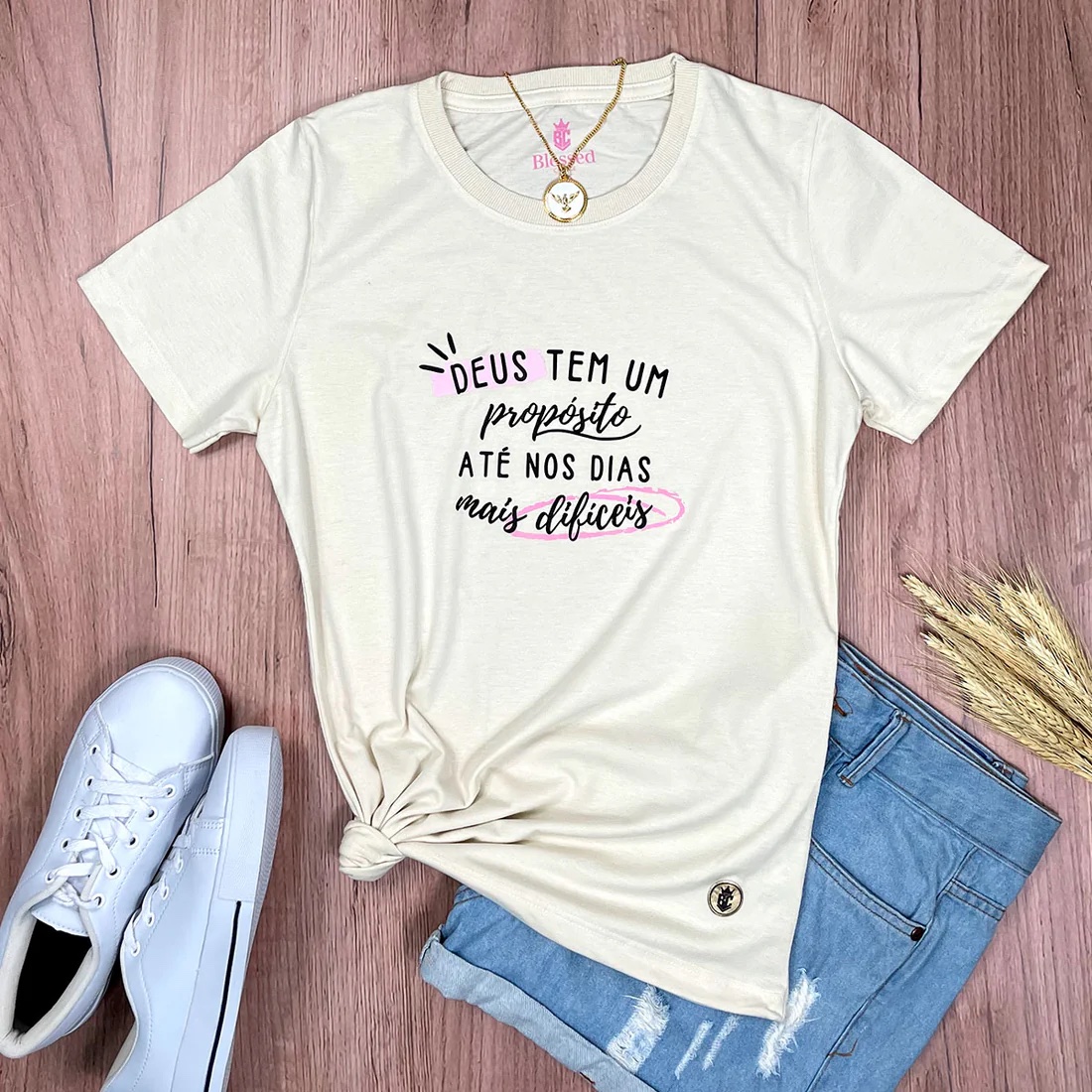 Camiseta Feminina Branca Deus Tem Um Propósito Até Nos Dias Mais Difíceis - Imagem 3