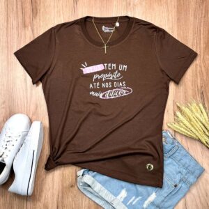 Camiseta Feminina Branca Deus Tem Um Propósito Até Nos Dias Mais Difíceis - Imagem 5