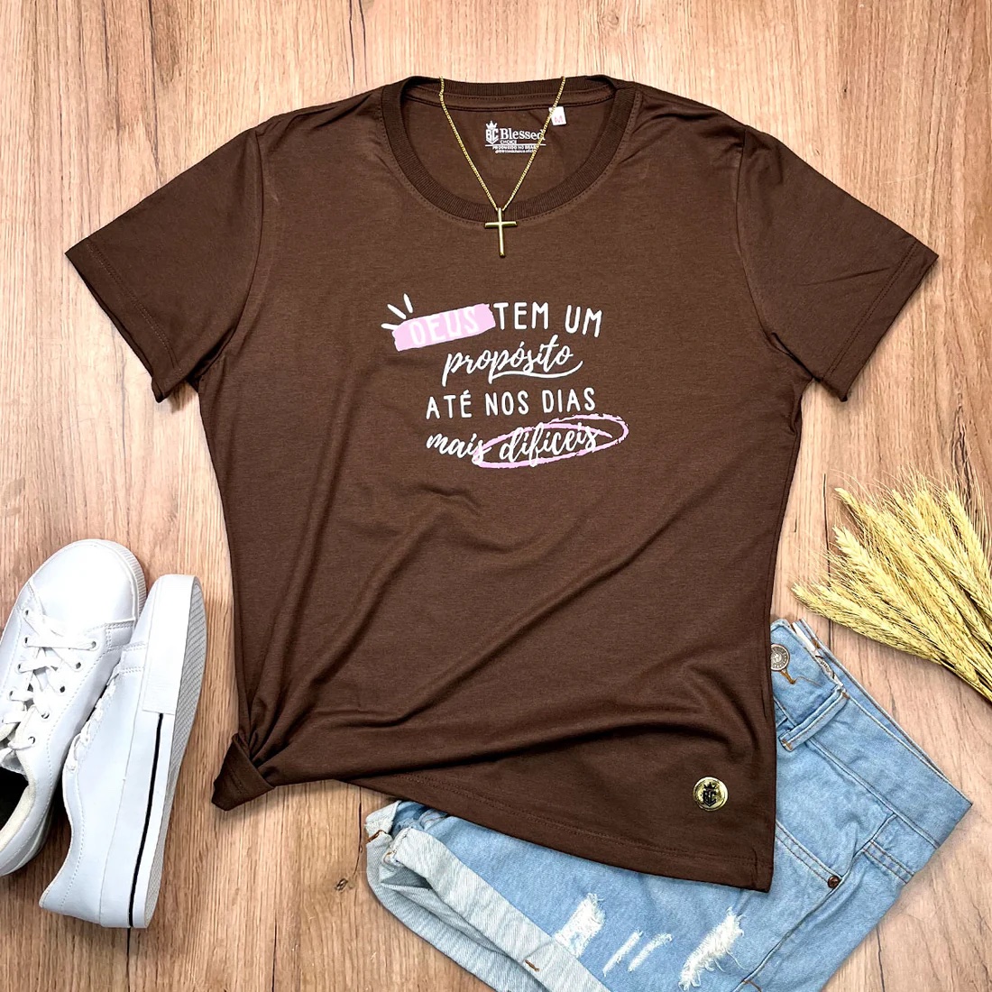 Camiseta Feminina Branca Deus Tem Um Propósito Até Nos Dias Mais Difíceis - Imagem 5