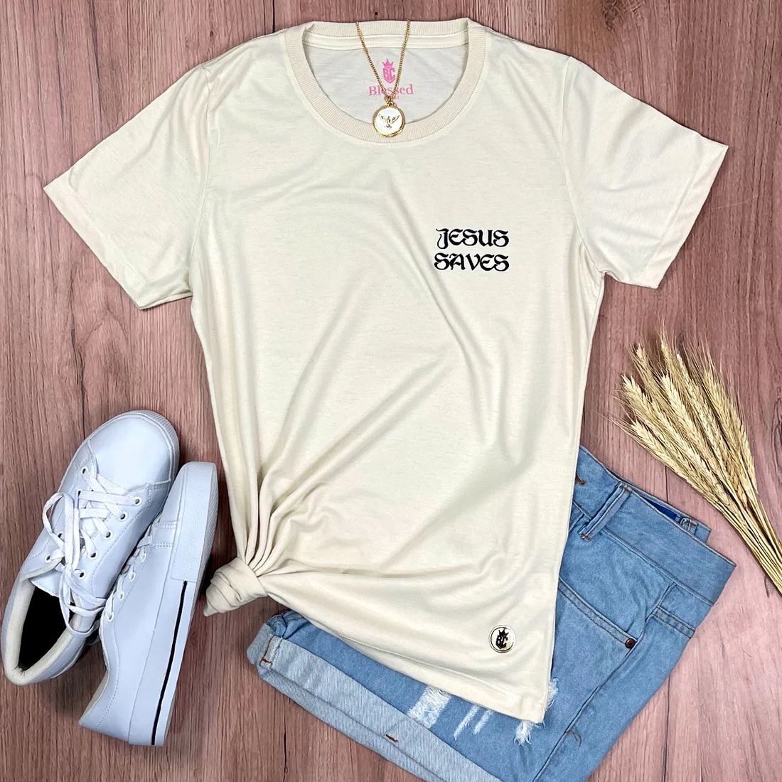 Camiseta Feminina Branca Jesus saves - Imagem 3
