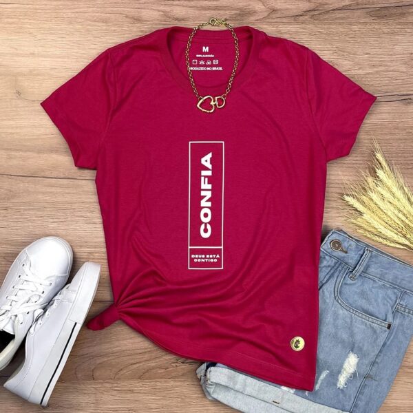 Camiseta Feminina Vermelha Confia Deus Está Contigo